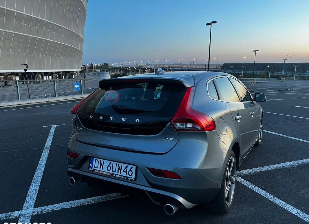 Volvo V40 cena 44900 przebieg: 211000, rok produkcji 2015 z Wrocław małe 67